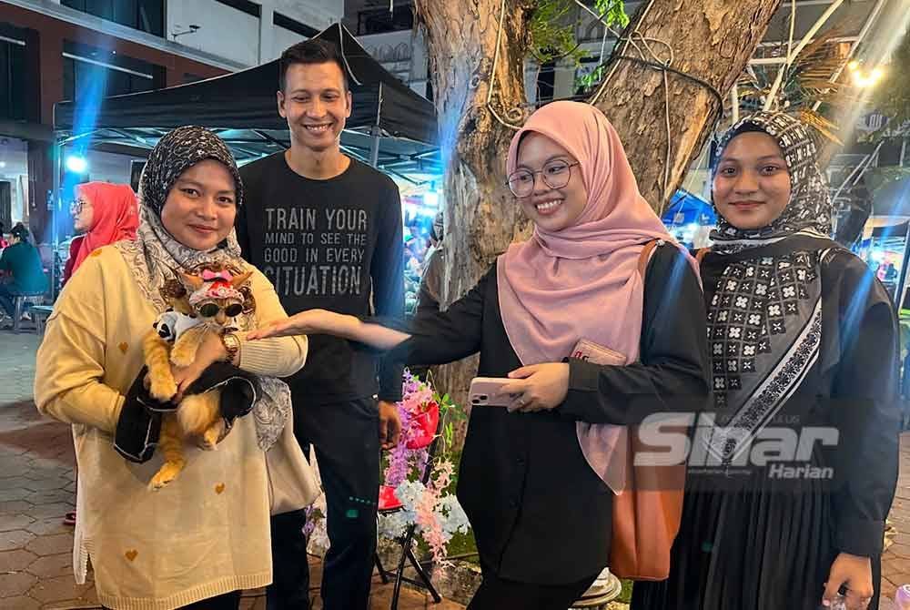 Adik Qis yang menjadi perhatian pengunjung di Bazar Serambi Malam di Kota Bharu. FOTO SINAR HARIAN-ADILA SHARINNI WAHID.