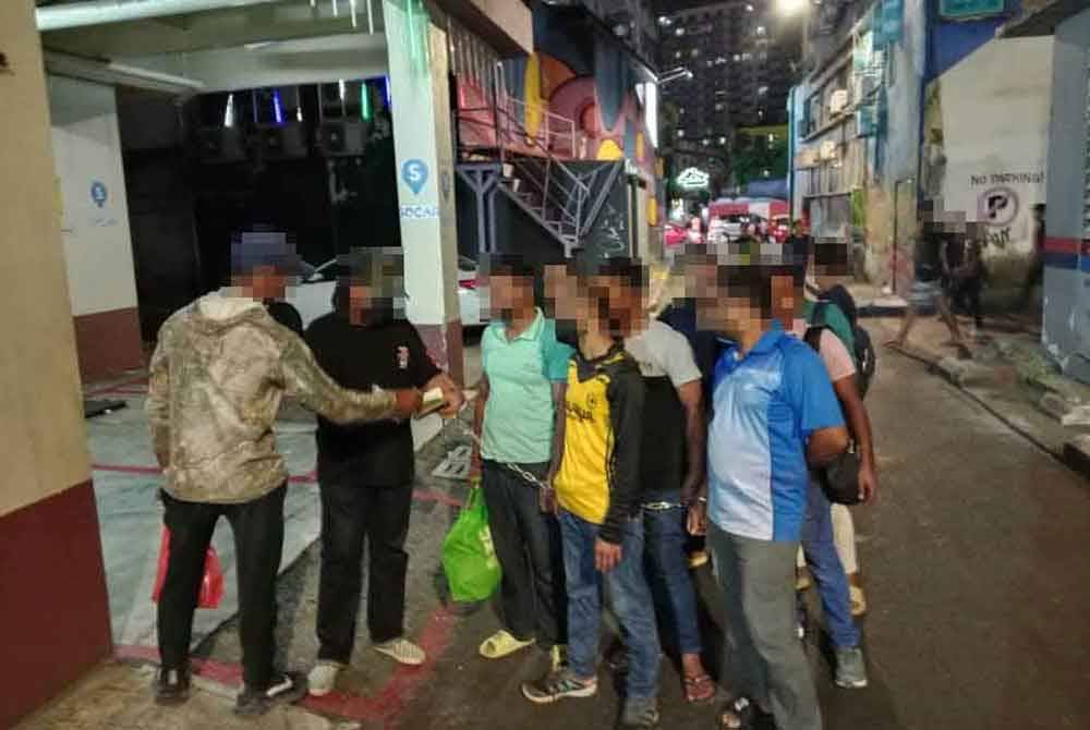 Pegawai Imigresen Kuala Lumpur menahan beberapa PATI yang dikesan di sekitar kawasan Jalan Alor dalam Ops Sapu pada Rabu.