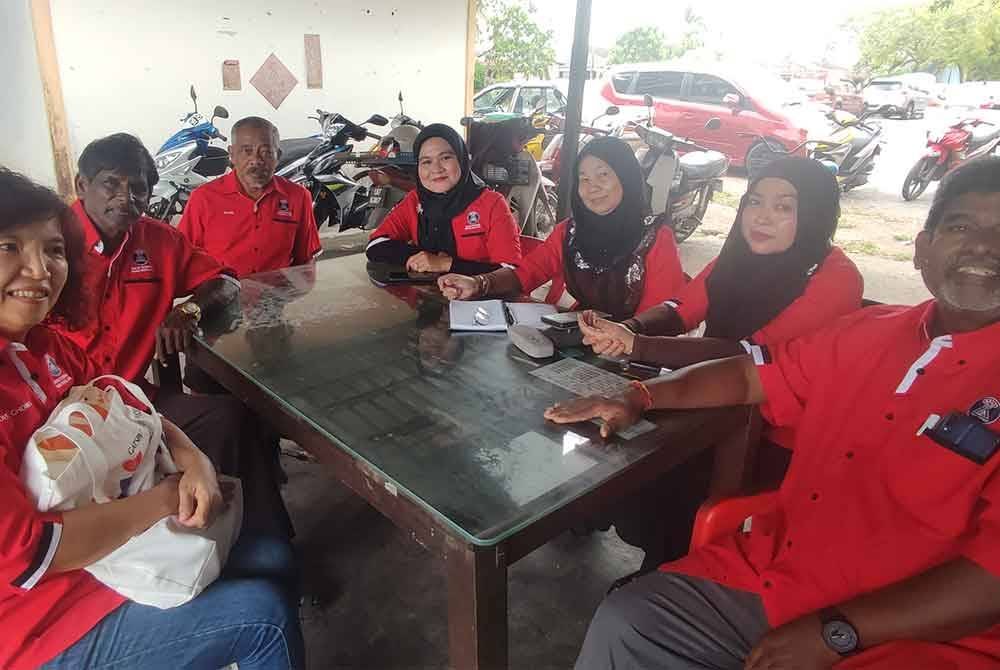 Anuar (tiga dari kiri) bersama sebahagian AJK KRT Taman Derga Jaya di sebuah kedai.