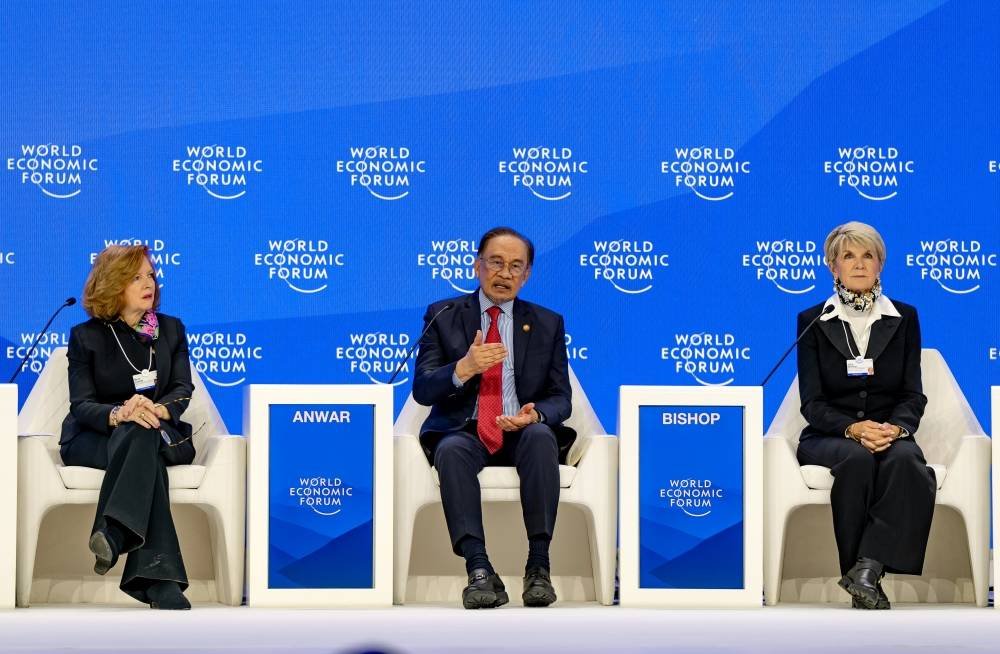 Perdana Menteri, Datuk Seri Anwar Ibrahim bercakap pada sesi ASEAN Plenary sempena Forum Ekonomi Dunia (WEF) 2025, di sini pada Rabu. Foto Bernama