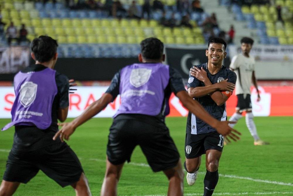 Safawi Rashid meraikan jaringan sepakan penalti sekali gus membawa kemenangan buat TFC ketika bertemu PSM Makassar malam tadi. Foto Bernama