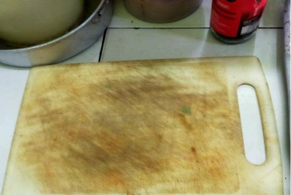 Penggunaan papan pemotong usang dapat meningkatkan risiko pencemaran silang.