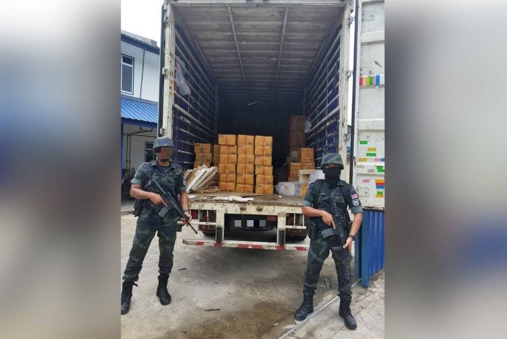 Seorang pemandu lori dipercayai membawa barangan runcit yang diseludup dari negara jiran ditahan semasa anggota Batalion 9 Pasukan Gerakan Am (PGA) Kuala Terengganu melakukan penugasan menerusi Op Taring Wawasan di Gual Tinggi, Rantau Panjang pada Rabu.