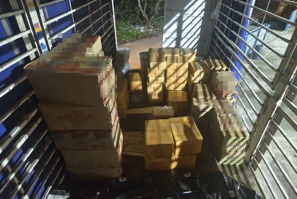 Anggaran nilai rampasan bernilai RM158,740 termasuk nilai lori dan kes disiasat bawah Seksyen 4(1) Akta Makanan 1983.