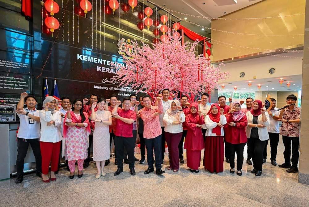 Atas semangat muhibah, lobi utama KPKT bertukar wajah mengikut musim perayaan dengan hiasan menarik.