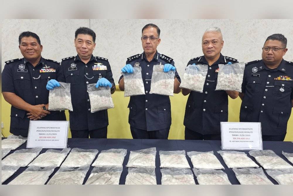 Zulkafli (tengah) menunjukkan dadah yang berjaya dirampas daripada seorang lelaki Selasa lalu.