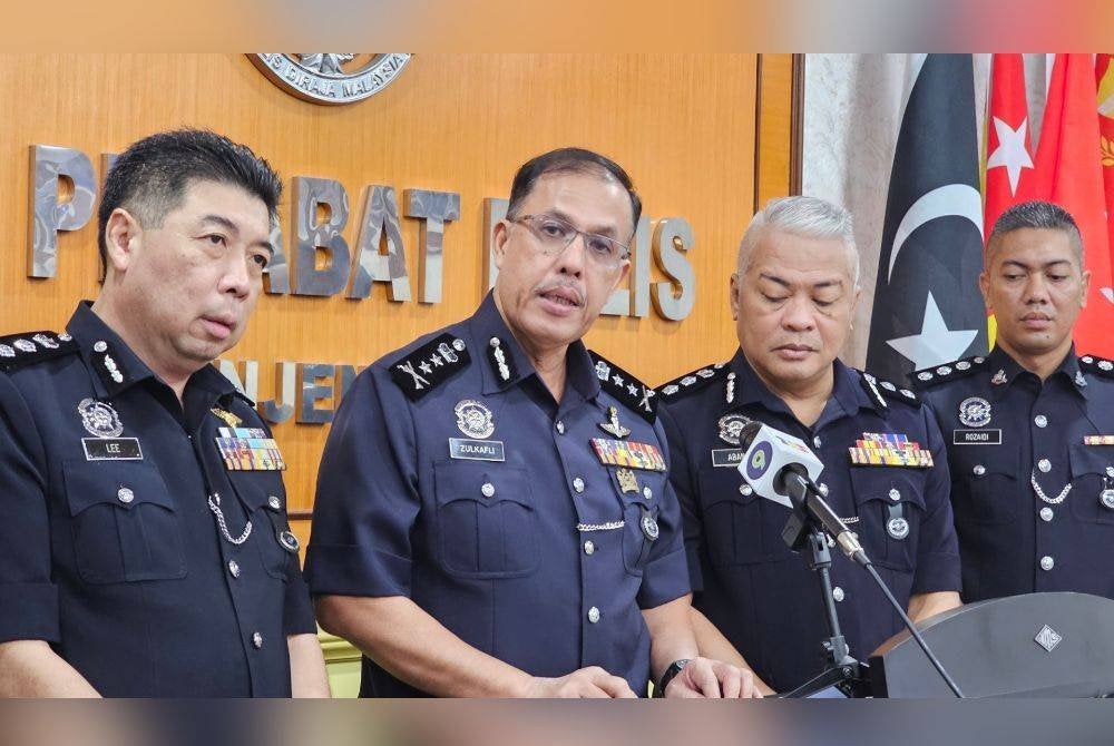 Zulkafli (tengah) dalam sidang media di IPK Perak di Ipoh.