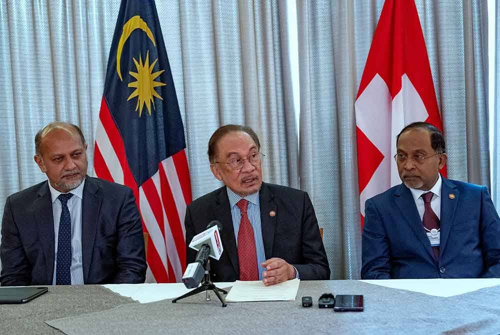 Anwar (tengah) ketika sidang akhbar penutup sempena lawatan kerja beliau ke WEF 2025 di sini hari ini - Foto: Bernama
