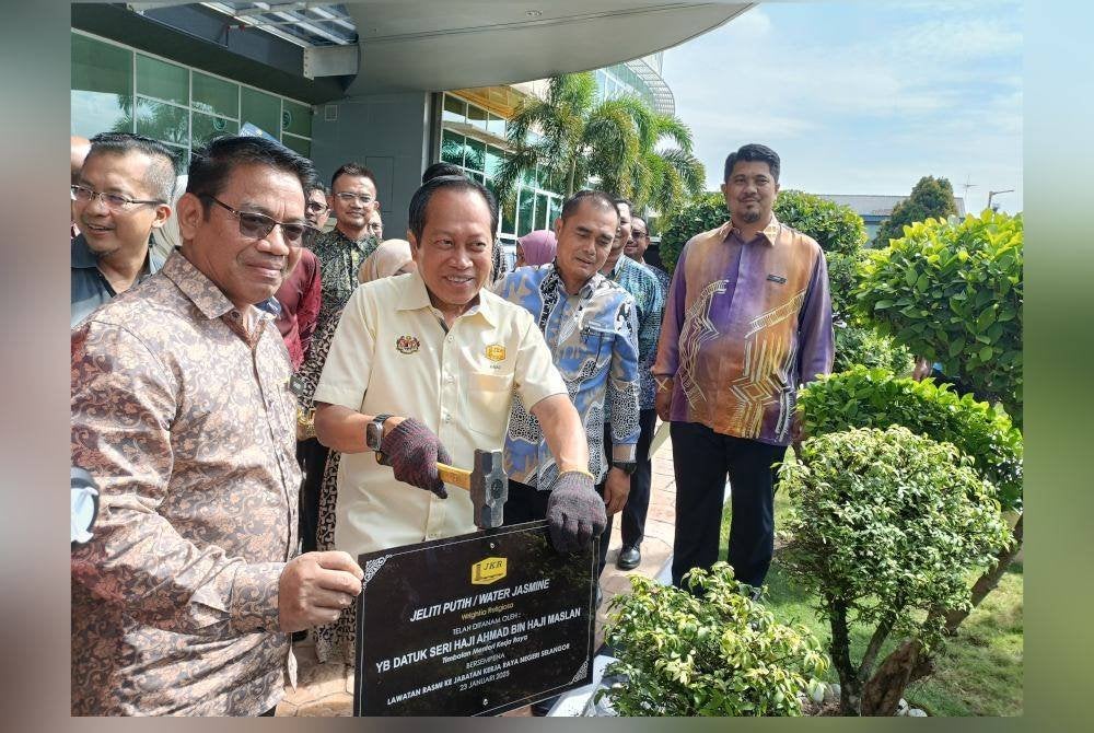 Ahmad (dua dari kiri) membuat lawatan kerja di pejabat JKR Selangor pada Khamis.