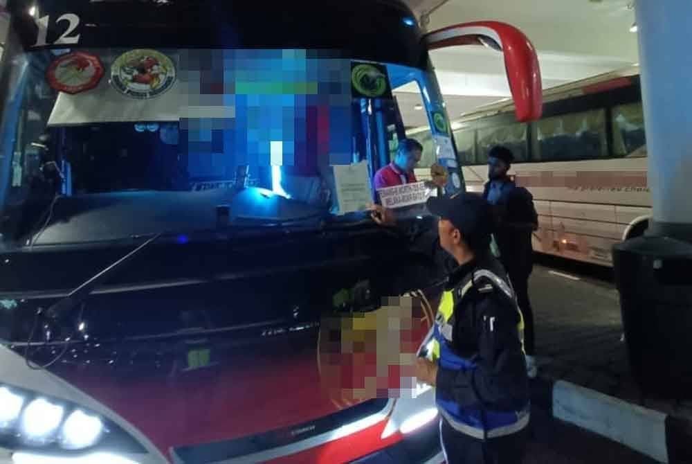 Anggota penguat kuasa JPJ melakukan pemeriksaan di terminal bas ekspres bagi memastikan bas berada dalam keadaan baik serta selamat. - Foto: FB JPJ Pulau Pinang