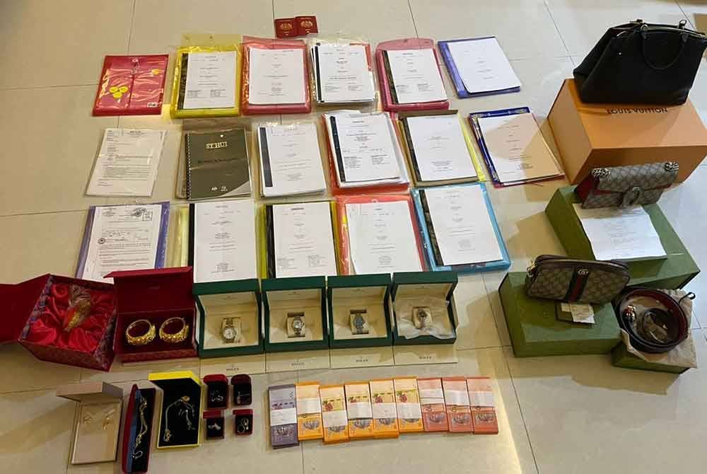 Antara sitaan dilakukan SPRM berhubung siasatan kes sindiket penyeludupan vape.