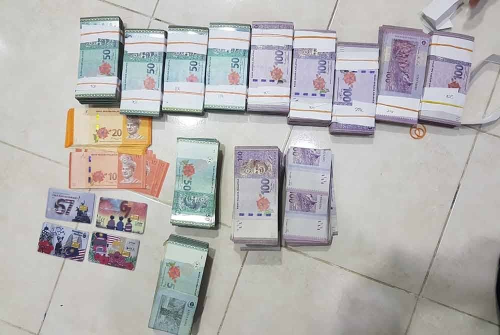 Antara wang tunai diperoleh hasil sitaan dilakukan SPRM berhubung siasatan kes sindiket penyeludupan vape.