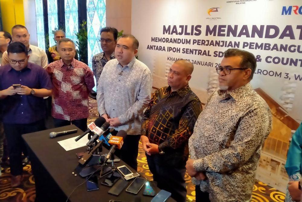 Anthony (tengah) ketika sidang media selepas menyaksikan Majlis Menandatangani Memorandum Perjanjian Pembangunan Ipoh Sentral di sebuah hotel pada Khamis.