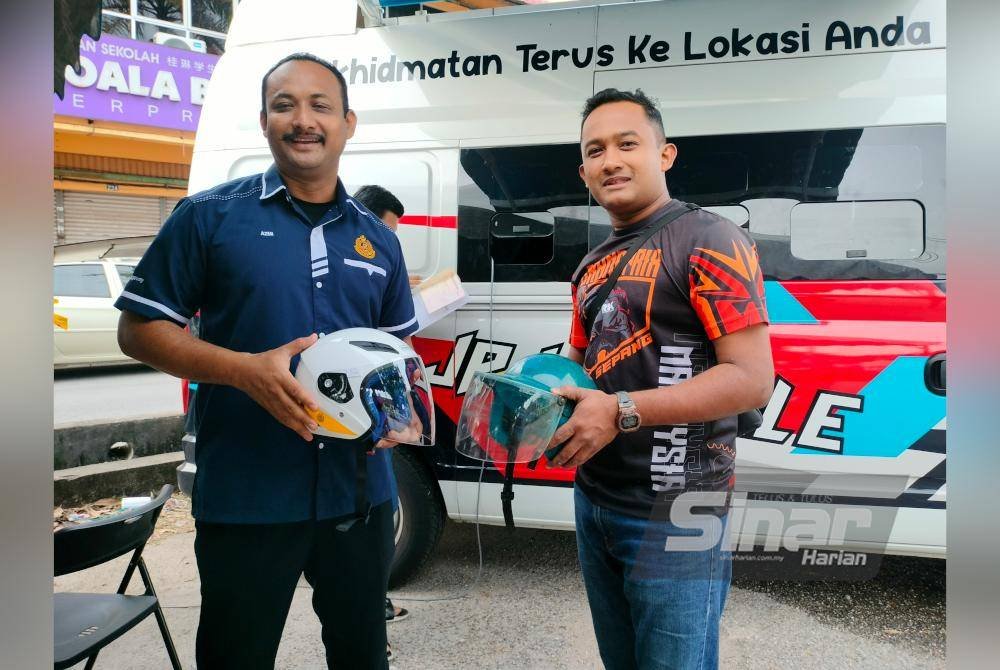 Pengunjung mendapatkan topi keledar kanak-kanak yang mematuhi piawaian Sirim.