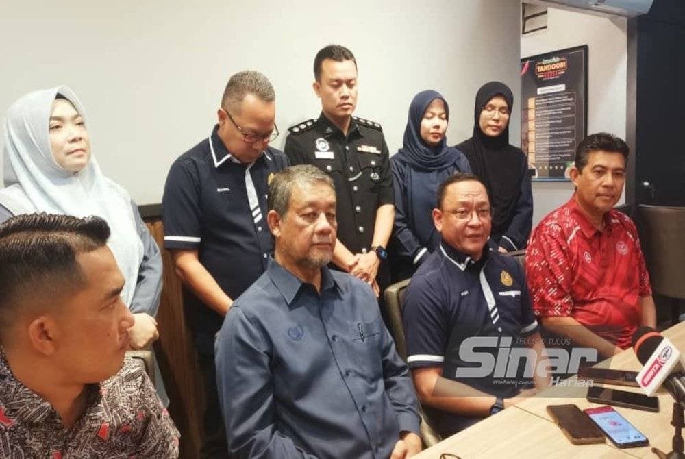 Stien Van Lutam (duduk dua kanan) dan Dzowahir (duduk dua kiri) semasa sidang media selepas Kempen Keselamatan Jalan Raya sempena Tahun Baru Cina peringkat Negeri Kedah pada Khamis.