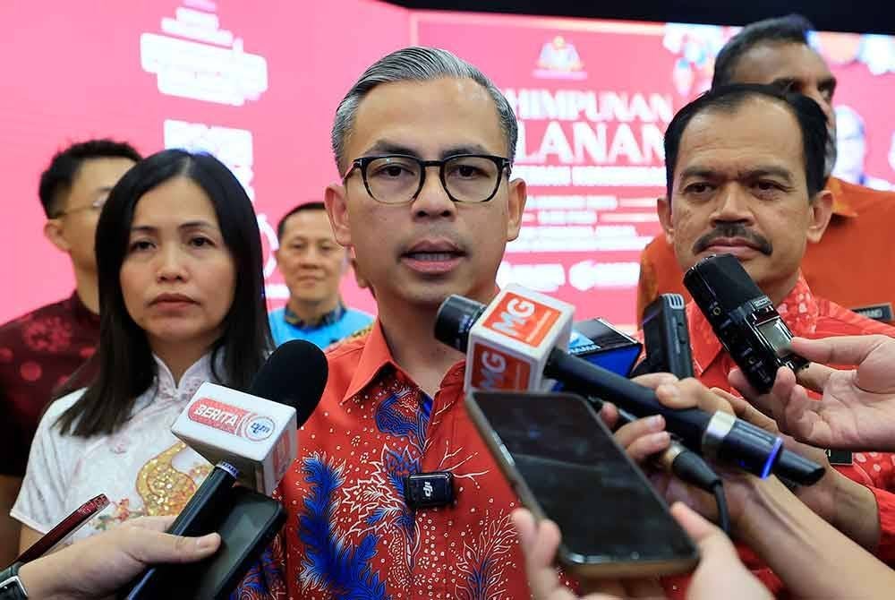 Fahmi Fadzil bercakap kepada pemberita selepas menghadiri Majlis Amanat Tahun Baharu 2025 sempena Perhimpunan Bulanan Kementerian Komunikasi di kementerian itu hari ini. - Foto: Bernama