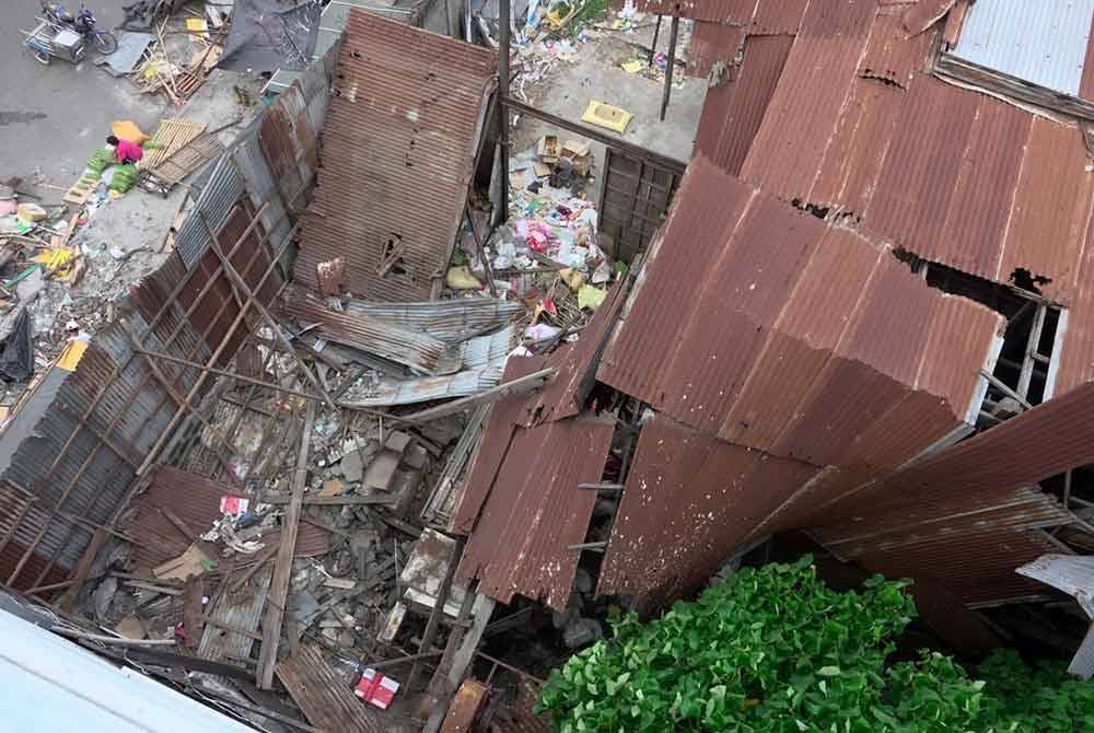 Keadaan kediaman penduduk selepas gempa bumi melanda wilayah Zamboanga del Norte di selatan Filipina pagi Khamis - Foto: Agensi