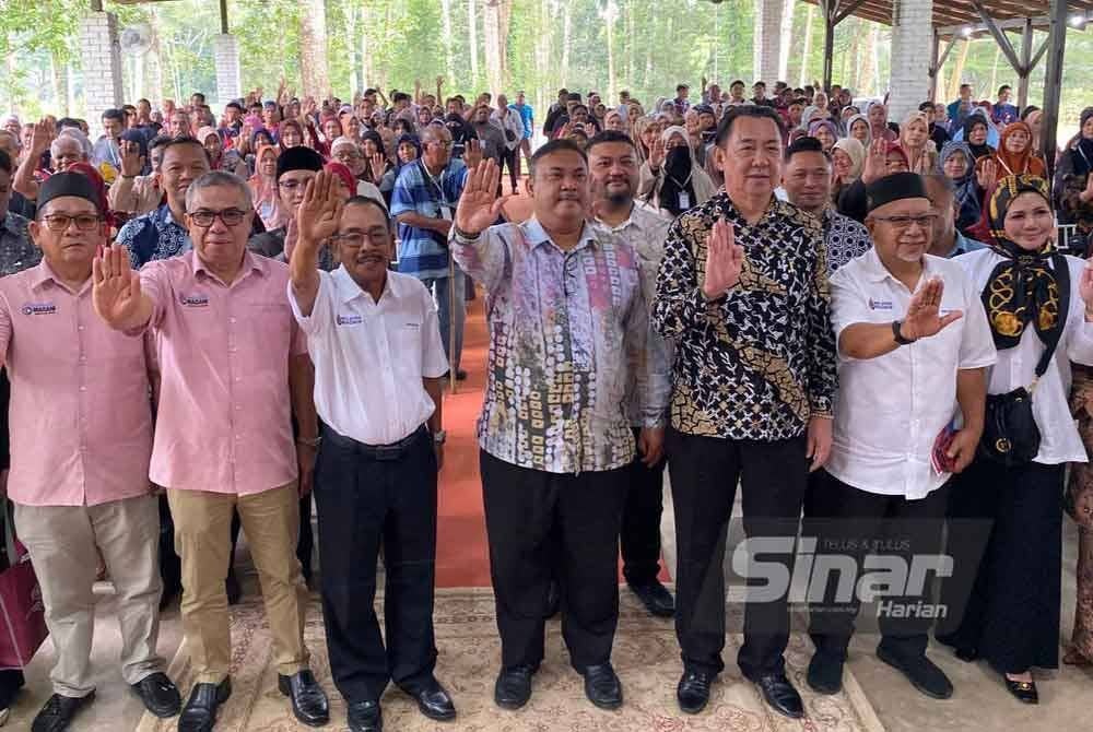 Azman (empat dari kanan) bersama Suparadi (tiga dari kiri) pada Program Bantuan One Off Perdana Menteri anjuran bersama Pertubuhan Masyarakat Madani Gaul Ipoh (MMGI) di Tanah Merah pada Khamis.