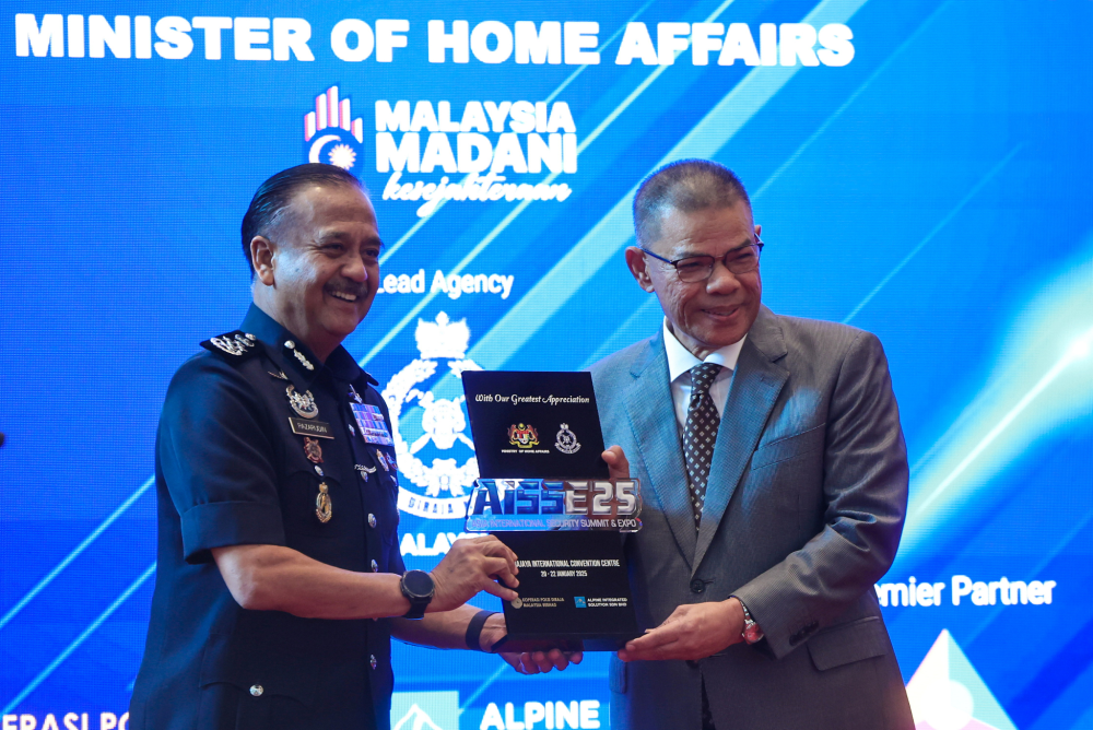 Saifuddin Nasution (kanan) menerima cenderahati daripada Ketua Polis Negara, Tan Sri Razarudin Husain pada Majlis Penutup dan Sesi Dialog sempena Ekspo dan Sidang Kemuncak Keselamatan Antarabangsa Asia (AISSE) 2025 di Pusat Konvensyen Antarabangsa Putrajaya (PICC) pada Rabu.