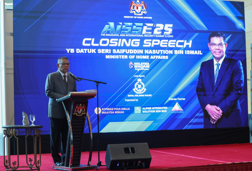 Saifuddin Nasution berucap pada Majlis Penutup dan Sesi Dialog sempena Ekspo dan Sidang Kemuncak Keselamatan Antarabangsa Asia (AISSE) 2025 di Pusat Konvensyen Antarabangsa Putrajaya (PICC) pada Rabu.