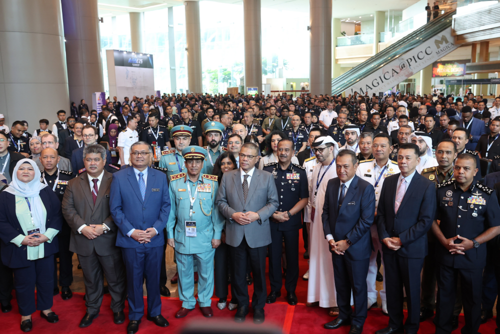 Timbalan Menteri Dalam Negeri Datuk Seri Dr Shamsul Anuar Nasarah (tiga dari kiri), Saifuddin Nasution (lima dari kiri),dan Ketua Polis Negara Tan Sri Razarudin Husain (enam dari kiri) bergambar kenangan bersama sebahagian delegasi dan peserta pada Majlis Penutup dan Sesi Dialog sempena Ekspo dan Sidang Kemuncak Keselamatan Antarabangsa Asia (AISSE) 2025 di Pusat Konvensyen Antarabangsa Putrajaya (PICC) hari ini.