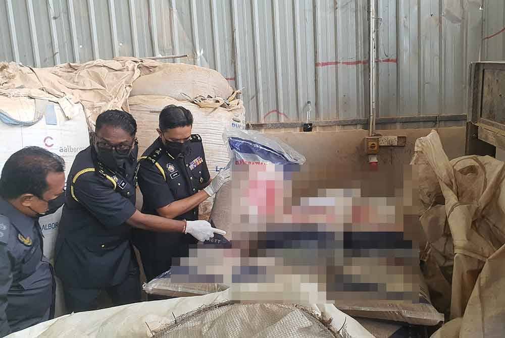 Jegan (tengah) menunjukkan kepada Shahrum baja yang siap diproses.