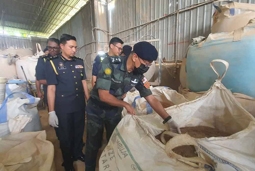 Shahrum melihat baja yang diproses di kilang terbabit.