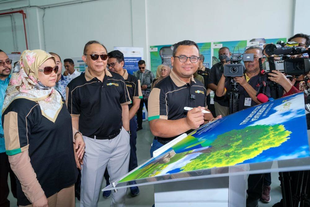 Amirudin (tiga dari kiri) melancarkan SHP Batang Kali pada Khamis.