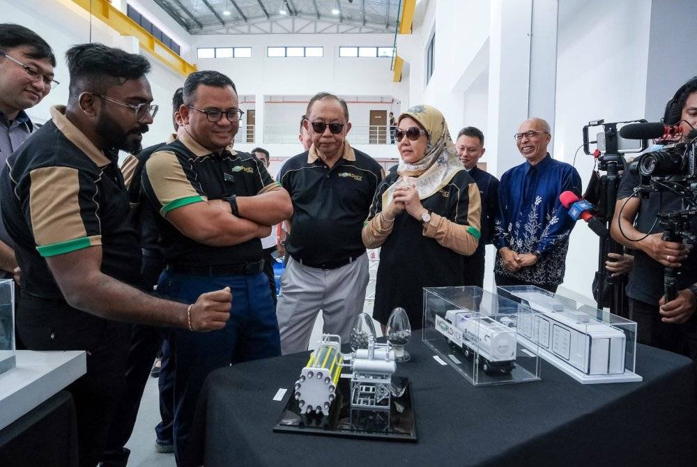 Amirudin (dua dari kiri) mendengar taklimat pengoperasian SHP Batang Kali pada Khamis.