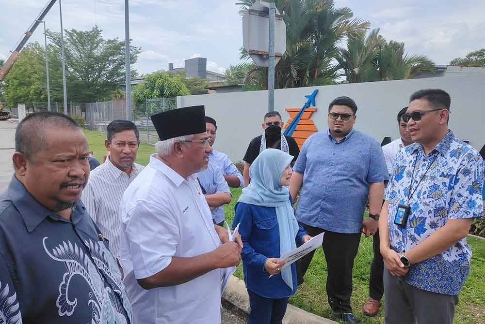 Syed Hassan (dua dari kiri) dan Zaharah bertemu dengan wakil MAHB untuk menyerahkan memorandum membantah penjualan saham MAHB kepada Blackrock pada Khamis.