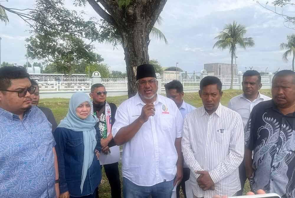 Syed Hassan (tengah) ketika ditemui pemberita memaklumkan serahan memorandum akan dilakukan semula pada penghujung bulan ini.