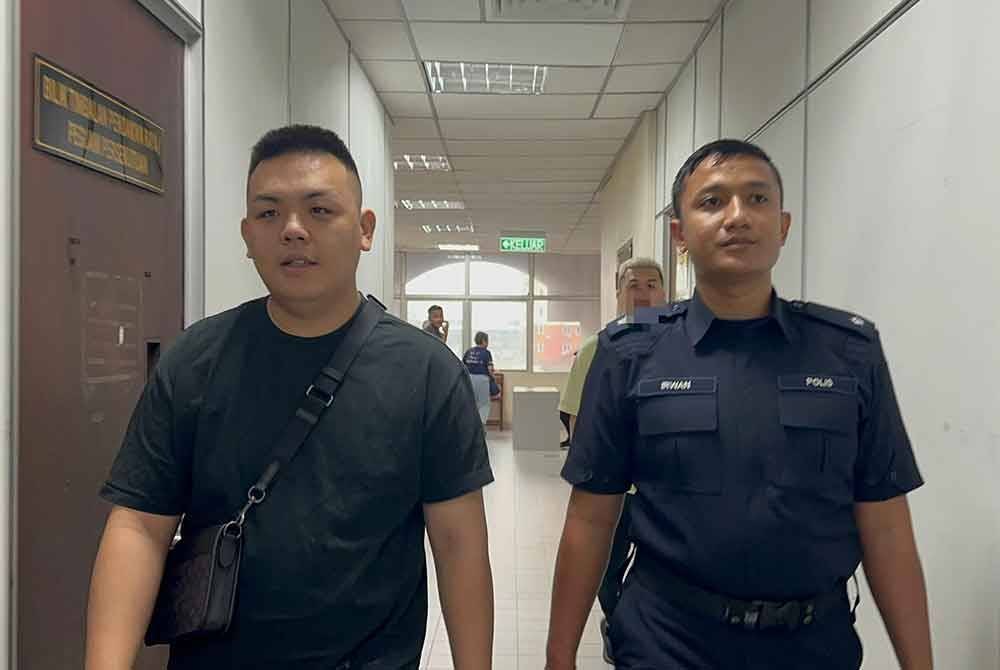 Tertuduh (kiri) ketika dibawa ke Mahkamah Butterworth pada Khamis.