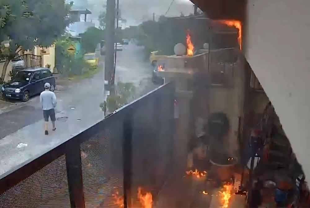 Video tular halaman rumah pengadu terbakar selepas dibaling botol plastik berapi.