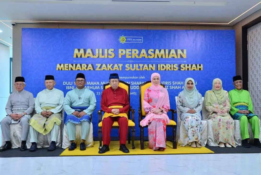 Sultan Sharafuddin (empat dari kiri) dan Tengku Permaisuri Norashikin (empat dari kanan) berkenan mencemar duli dalam majlis perasmian Menara Zakat Sultan Idris Shah pada Khamis.