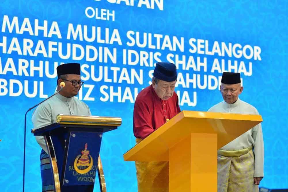 Sultan Sharafuddin (tengah) berkenan mencemar duli menyampaikan titah dalam majlis perasmian Menara Zakat Sultan Idris Shah pada Khamis.