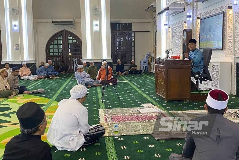 SEBAHAGIAN jemaah Masjid At-Taqwa mendengar ceramah daripada Dr Mohd Izhar Ariff pada program Jaulah Mahabbah minggu lalu. -Foto: MUHAMAD TARMIZE MOHD NOR