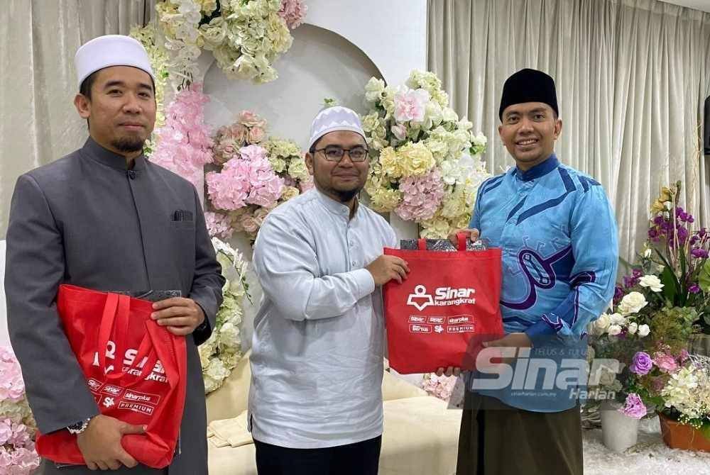 DARI kiri, Ketua Imam Masjid At-Taqwa, Taman Tun Dr Ismail, Kuala Lumpur, Ustaz Ahmad Fakhruddin Mohd Tahir; Editor Sinar Islam Plus, Muhamad Tarmize Mohd Nor dan Dr Mohd Izhar Ariff ketika sesi penyerahan cenderahati pada program Jaulah Mahabbah @ Ceramah Israk Mikraj anjuran masjid berkenaan dengan kerjasama Sinar Harian dan Sinar Islam Plus. -Foto: NURULFATIHA MUAH