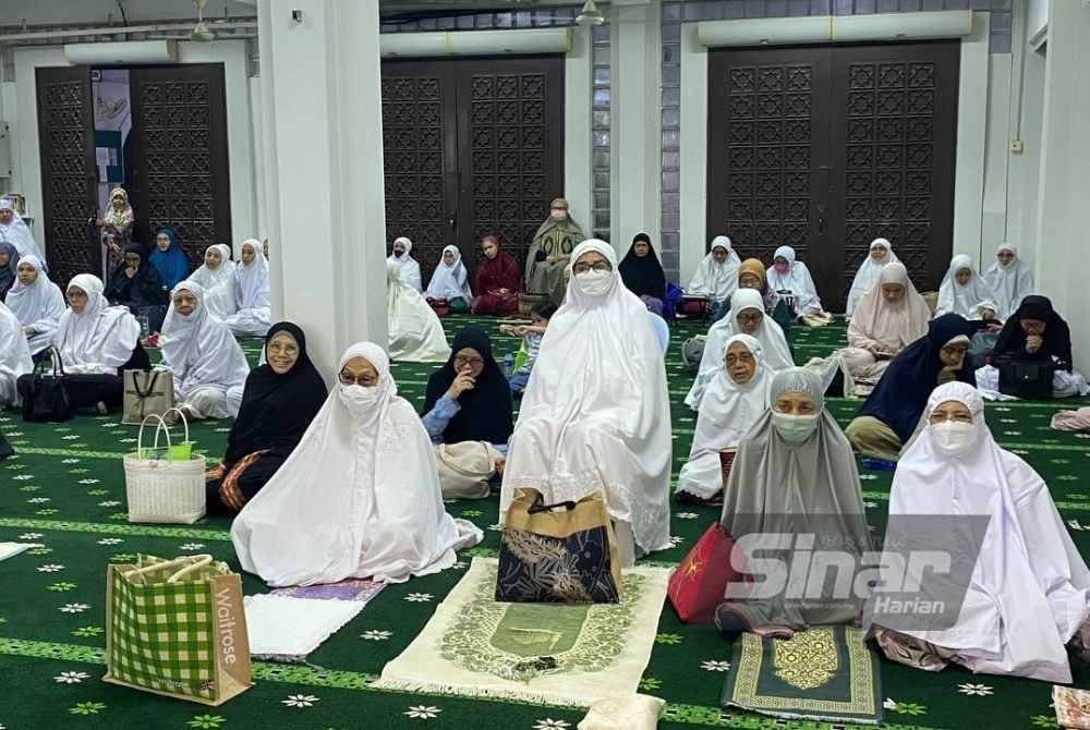 SEBAHAGIAN jemaah Muslimah yang menyertai program Jaulah Mahabbah @ Ceramah Israk Mikraj di Masjid At-Taqwa, Taman Tun Dr Ismail, Kuala Lumpur baru-baru ini. -Foto: MUHAMAD TARMIZE MOHD NOR