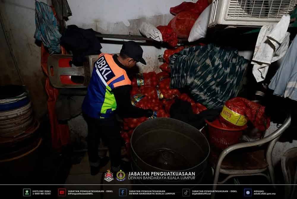 Antara barangan yang disita menerusi serbuan terhadap kediaman yang dijadikan stor simpanan barangan.