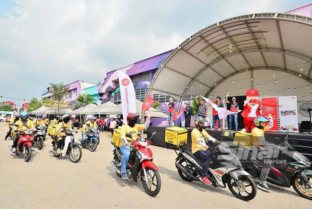 Majlis pelepasan penghantar makanan bagi program Roll Out Iftar: Distribution of Iftar via Misi Rakyat Food Riders di Kompleks Kumpulan Karangkraf, Shah Alam.