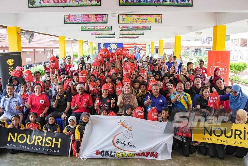 Sukarelawan Tune Protect dan Nourish Malaysia bersama pelajar Sekolah Kebangsaan Kampung Baru Si Rusa.