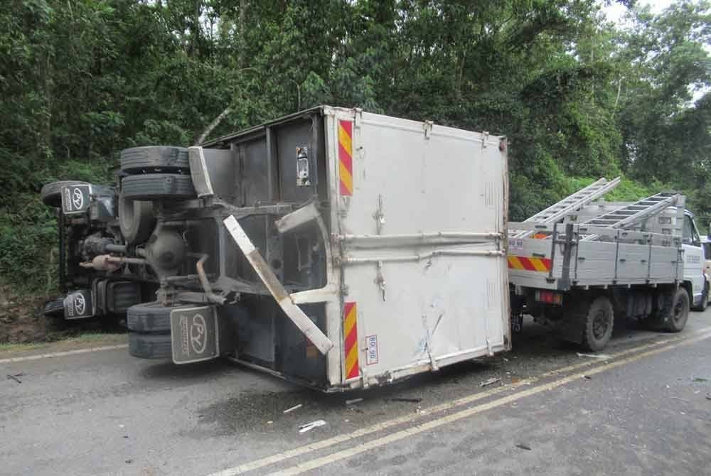 Keadaan lori yang terbalik selepas terbabit dalam kemalangan. Foto IPD Kulai