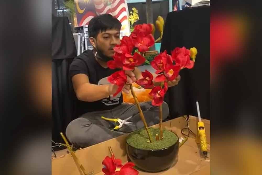 Muhammad Tasnim menyiapkan gubahan bunga untuk satu program di Kuala Lumpur.