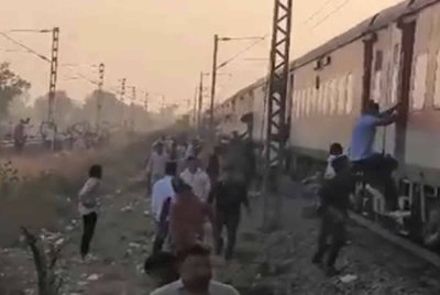 Sekurang-kurangnya 11 penumpang maut manakala ramai lagi cedera selepas dilanggar oleh sebuah kereta api di negeri Maharashtra, India, pada Rabu.