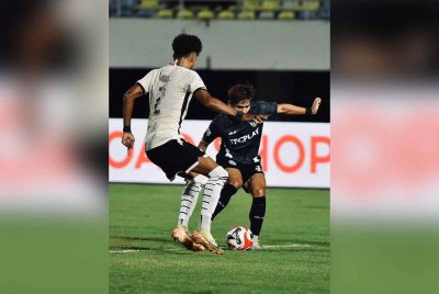 Akhyar berusaha melepasi kawalan pemain Makassar. Foto Terengganu FC