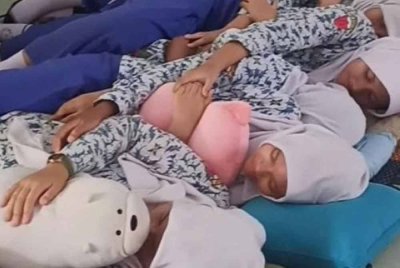 Pelajar-pelajar SMPN 39 Surabaya sedang tidur pada waktu tengah hari. -Agensi