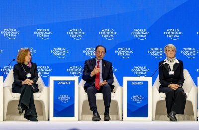 Perdana Menteri, Datuk Seri Anwar Ibrahim bercakap pada sesi ASEAN Plenary sempena Forum Ekonomi Dunia (WEF) 2025, di sini pada Rabu. Foto Bernama