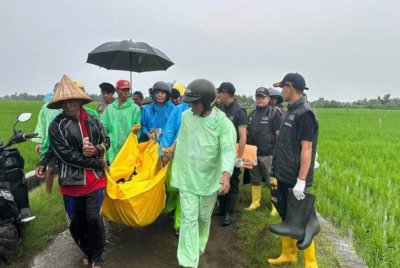 Mayat mangsa ditemui mati terbaring di tepi sawah oleh penduduk setempat yang sedang beriadah sekitar jam 6 pagi