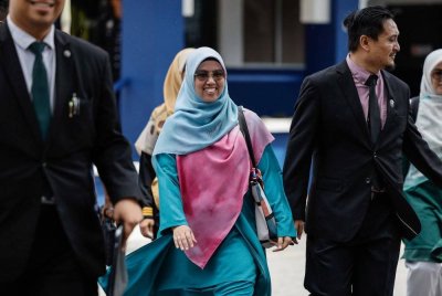 Siti Mastura (tengah) telah menyelesaikan pembayaran sebanyak RM830,034.75 dalam bentuk ganti rugi dan kos guaman (termasuk faedah) kepada tiga pemimpin DAP.