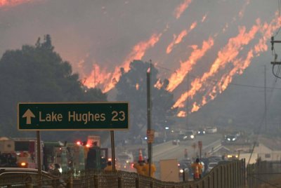 Api daripada kebakaran Hughes membakar lereng bukit di Castaic, bahagian barat laut daerah Los Angeles, California pada Rabu. Foto AFP